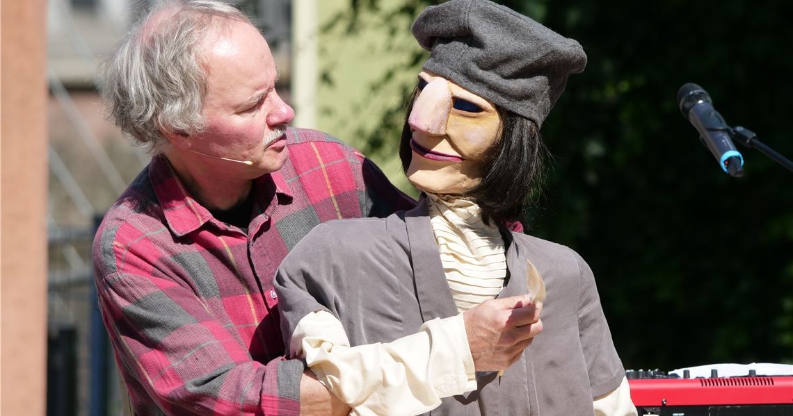 Bei der Eröffnung des Kultursommers spielt Raphael Mürle mit seinem Figurentheater ein kurzes Programm über und mit Johannes Reuchlin. Foto: Friedrich