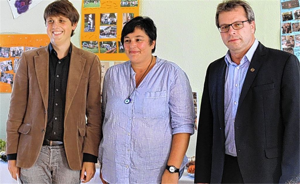 Bei der Eröffnung des neuen Jugendtreffs (v. li.): Pfarrer Markus Lorbeer, die ehrenamtliche Mitarbeiterin Heike Mannuß und Bürgermeister Andreas Felchle. Foto: Wüstner