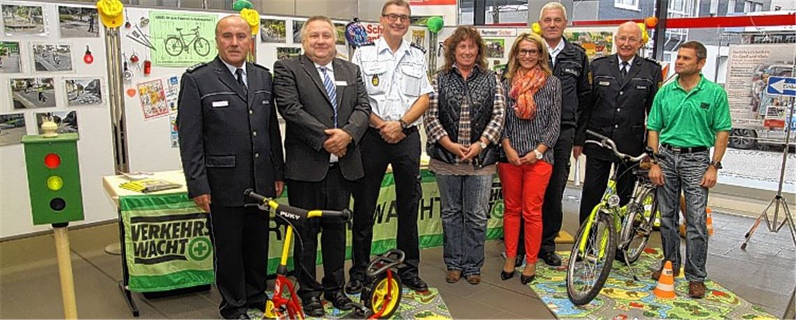 Bei der Eröffnung einer Veranstaltungsreihe zu mehr Verkehrssicherheit (v. li.): Wolfgang Schick (Referent Prävention bei der Polizei in Pforzheim), Dieter Ulrich (stellvertretender Filialleiter der Sparkasse in Mühlacker), Peter Weber (Verkehrspolizei), Daniela Vogel (Vorsitzende der Verkehrswacht Pforzheim/Enzkreis), Doreen Bremer (Schatzmeisterin Verkehrswacht Mühlacker), Siegfried Albrecht (kommissarischer Leiter des Polizeireviers Mühlacker), Ralf Stehle (zweiter Vorsitzender der Verkehrswacht Mühlacker) und Alex Bauer (Verkehrsprävention Polizei). Foto: Sadler