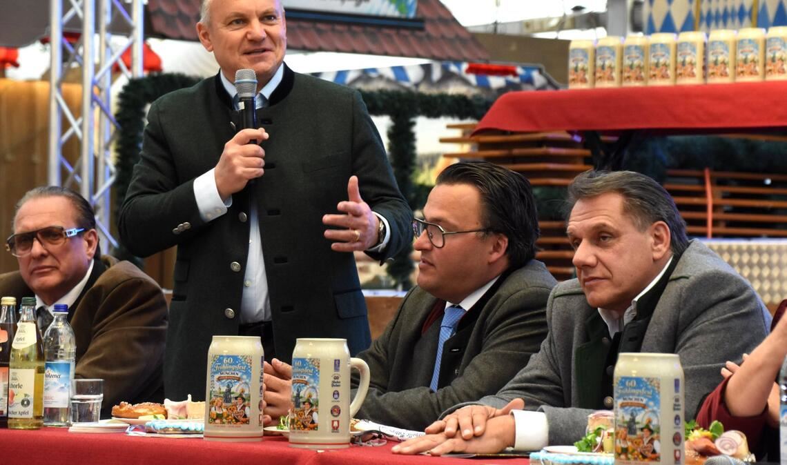 Bei der Eröffnung trinken auch der Kommunalreferent Christian Scharpf (stehend) und die anderen Ehrengäste tapfer aus den Krügen mit Schreibfehler.