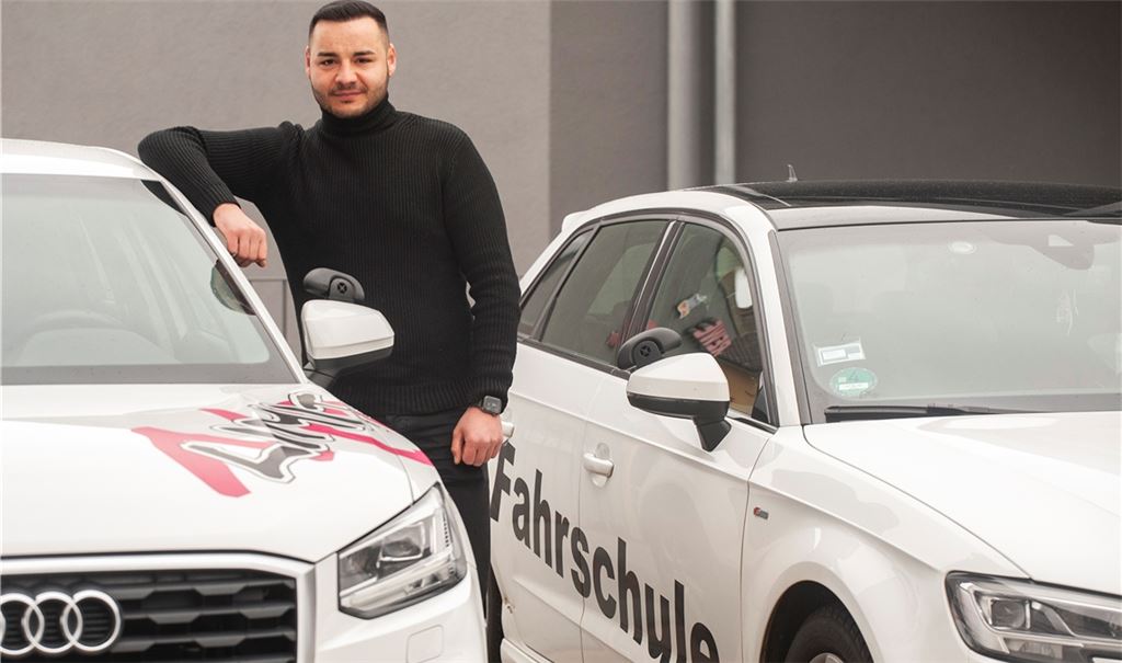 Bei der Fahrschule „No Limit“ in Mühlacker wartet der angestellte Fahrlehrer Hasan Bardakcioglu, Neffe des Firmeninhabers, auf den nächsten Fahrschüler.Foto: Fotomoment