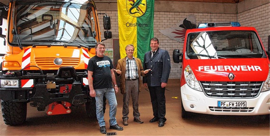 Bei der Fahrzeugübergabe (v. li.): Bauhofleiter Günter Kolb, Bürgermeister Werner Henle und Feuerwehrkommandant Jochen Hörnle. Foto: Appich