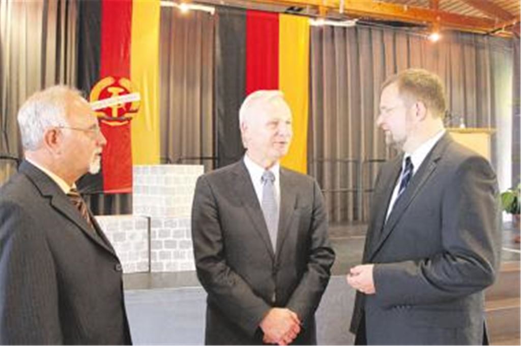 Bei der Feierstunde im Bürgerhaus Buckenberg-Haidach begrüßen Volker Römer (li.), Vorsitzender des Vereins Gegen das Vergessen, und OB Gert Hager (re.) den Gastredner Dieter Dombrowski, der über das Thema 20 Jahre Deutsche Einheit spricht. Foto: Ochs