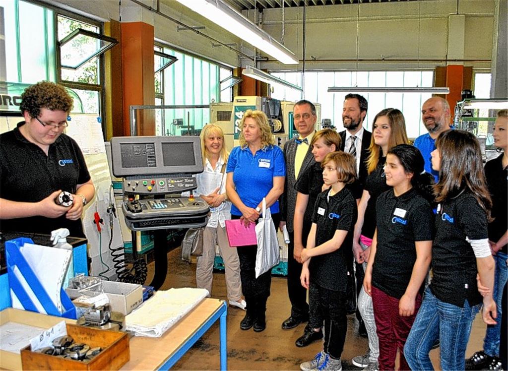 Bei der Firma Geissel in Lienzingen setzt man beim Nachwuchs auf Jungen und Mädchen. Beim gestrigen Girls’ Day informieren sich der Erste Landesbeamte Wolfgang Herz (4.v.li.) und die Gleichstellungsbeauftragte Martina Klöpfer (2.v.li.) über den Besuch von fünf Mädchen. 