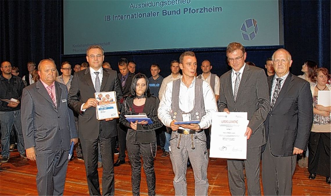 Bei der Freisprechungsfeier im Pforzheimer Kongresszentrum werden die Kammer- und Innungssieger ausgezeichnet. Im Vordergrund Kreishandwerksmeister Rolf Nagel, Volksbank-Vorstand René Baum, die Förderpreisträger Jasmin Litfin und Kevin Möhrmann, Sparkassenvorstand Sieghardt Bucher und Handwerkskammerpräsident Joachim Wohlfeil (v. li.).