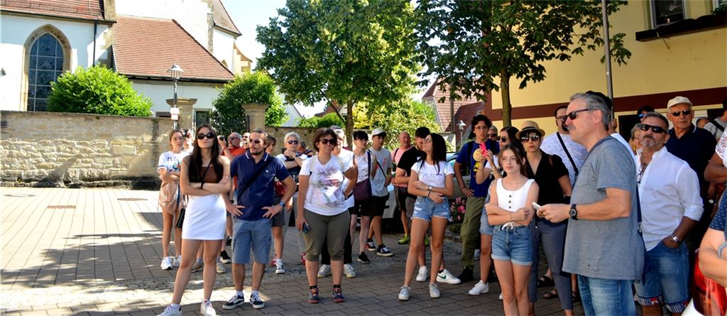 Bei der Führung am Samstagvormittag geht es mit Stadtführer Roland Straub (re. vorne) durch den Illinger Ortskern. Fotos: Stahlfeld