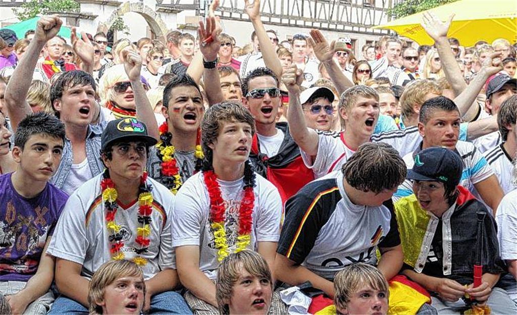 Bei der Fußballweltmeisterschaft 2010 fand die Großbildübertragung vor dem Mühlacker Rathaus großen Anklang. Jetzt gibt es eine Neuauflage zur Europameisterschaft. Archivfoto: Eigner
