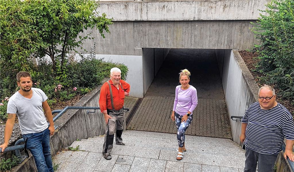 Bei der Fußgängerunterführung am Bahnhof Enzberg (v. li.): Sascha Werner vom Vorstand der CDU Enzberg, Stadtrat Theo Bellon, CDU-Ortsverbandsvorsitzende Daniela Steudle sowie der Fraktionssprecher der Union im Gemeinderat, Günter Bächle.privat