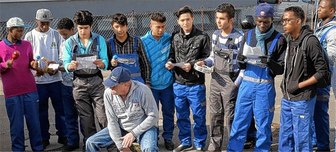 Junge Flüchtlinge suchen Familie Junge Flüchtlinge suchen Familie