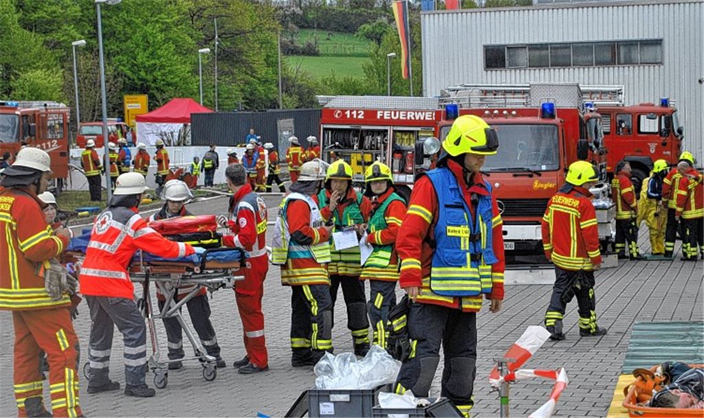 Bei der Großübung sind am Samstag 86 Feuerwehrleute im Einsatz. Bild rechts oben: Die Kommandanten (v.li.) Joachim Saalbach (Illingen) und Klaus Riekert (Sternenfels) im Gespräch mit Kreisbrandmeister Christian Spielvogel. Oberste Priorität für die Rettungskräfte: Die „Verletzten“ – in diesem Fall sind es glücklicherweise nur gut geschminkte Darsteller – werden geborgen.