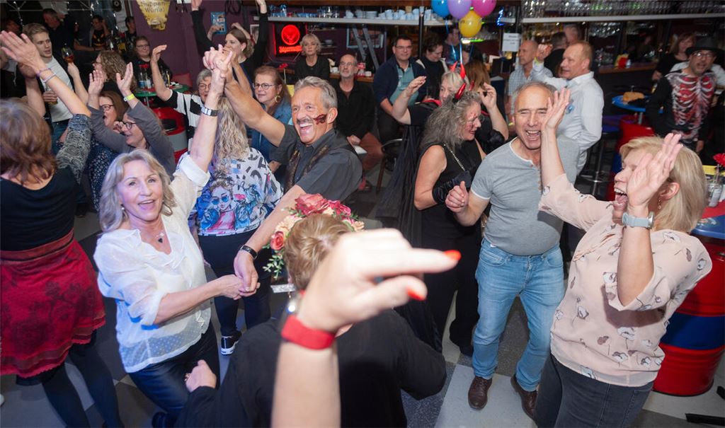Bei der Halloween-Party im Musicpark Live in Maulbronn sorgen legendäre Hits wie „YMCA“ für Stimmung, die Rundfunkmoderator und DJ Thomas Brockmann auflegt. Foto: Fotomoment