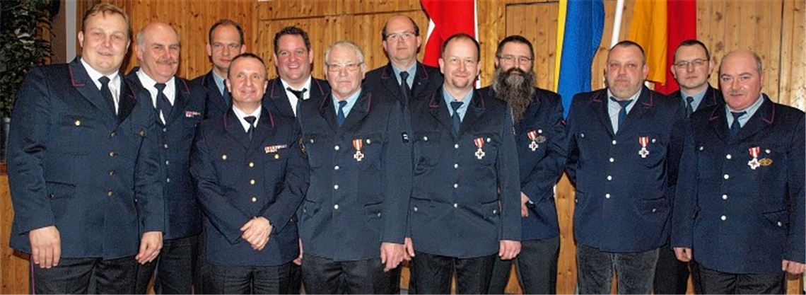 Bei der Hauptversammlung der Gesamtfeuerwehr Mühlacker in Großglattbach gab es zahlreiche Ehrungen und Beförderungen. Links: Kreisbrandmeister Christian Spielvogel.