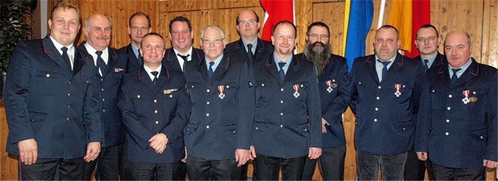 Bei der Hauptversammlung der Gesamtfeuerwehr Mühlacker in Großglattbach gab es zahlreiche Ehrungen und Beförderungen. Links: Kreisbrandmeister Christian Spielvogel.