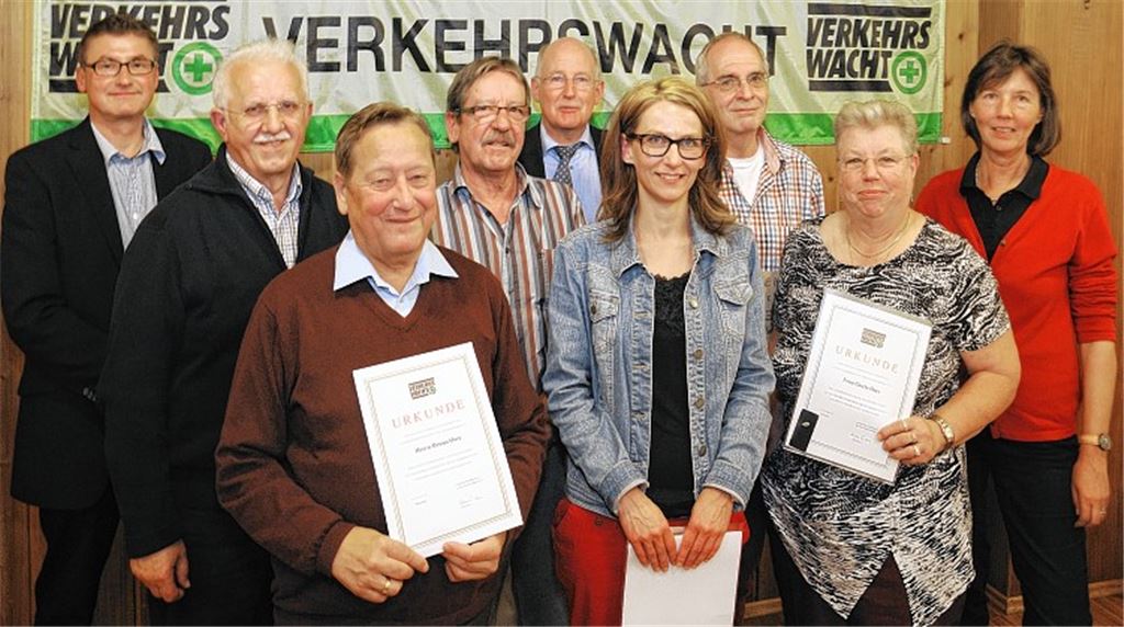 Bei der Hauptversammlung der Verkehrswacht Mühlacker und Umgebung werden Peter Weber (v.li.), Wenzel Schmidt, Bruno Oser, Jakob Filian, Ralf Stehle (neuer zweiter Vorsitzender), Doreen Braemer, Walter Huber, Gisela Oser und Judith Constroffer ausgezeichnet.