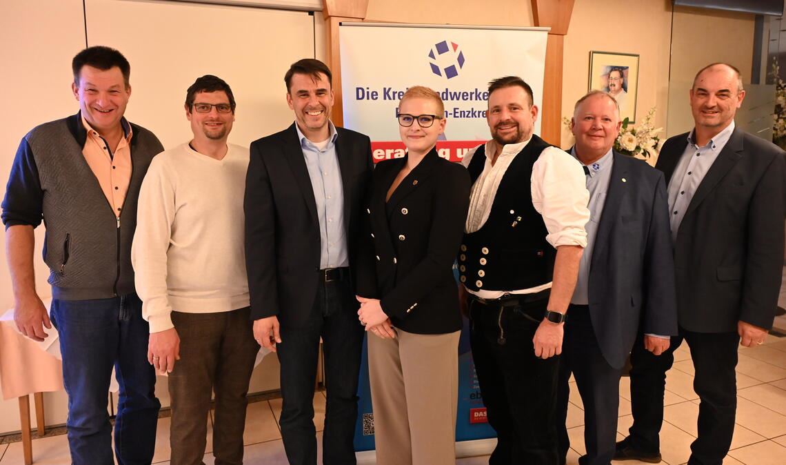 Bei der Hauptversammlung in Bauschlott (v. li.): das scheidende Vorstandsmitglied Frank Tittel, der stellvertretende Kreishandwerksmeister für die Stadt, Timo Gerstel, Kreishandwerksmeister Frank Herrmann, die stellvertretende Geschäftsführerin Catarina Haberstroh, Patrick Vester, der stellvertretende Kreishandwerksmeister Land, das verabschiedete Vorstandsmitglied Joachim Butz und Geschäftsführer Matthias Morlock. Foto: Bott