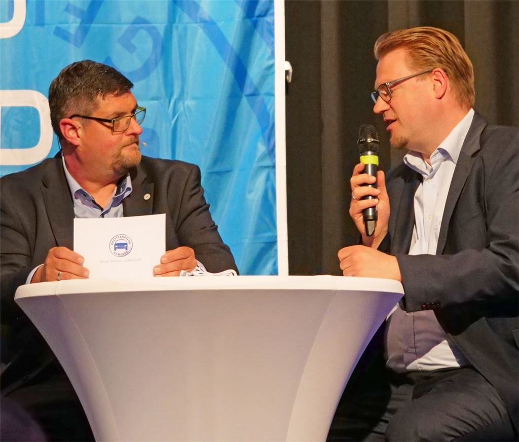 Bei der Jahreshauptversammlung in Niefern diskutiert Obermeister Timo Gerstel (li.) mit Carsten Beuss, Hauptgeschäftsführer des Landesverbands Baden-Württemberg, über die aktuellen Herausforderungen in der Kfz-Branche. Foto: Friedrich
