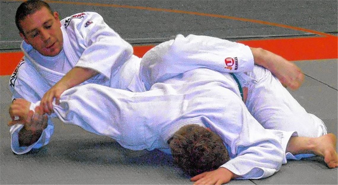 Bei der Ju-Jutsu-Prüfung werden auch Bodentechniken verlangt. Foto: privat