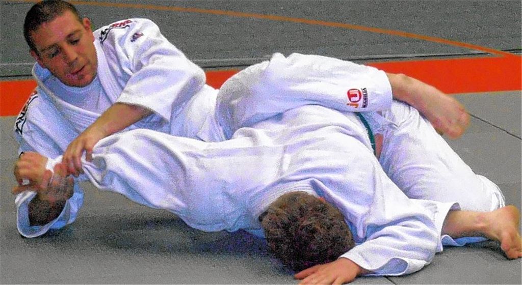 Bei der Ju-Jutsu-Prüfung werden auch Bodentechniken verlangt. Foto: privat