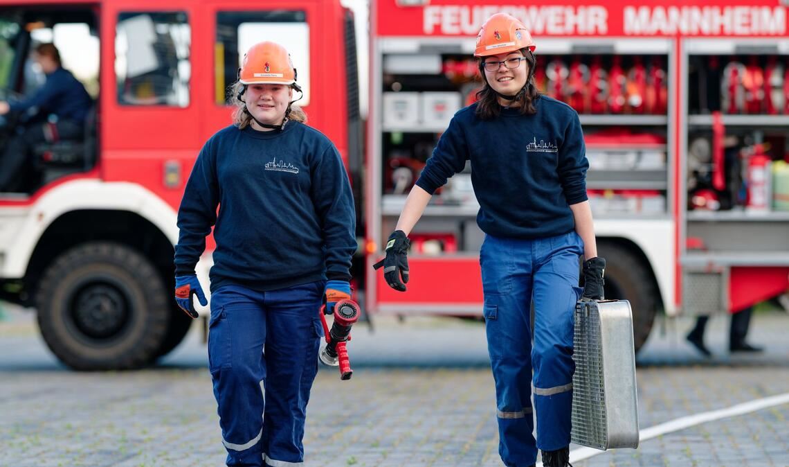Bei der Jugendfeuerwehr in Mannheim üben Jugendliche Feuer löschen, Menschen retten und Teamarbeit.