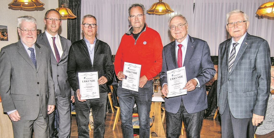 Bei der Kreisversammlung des Verbandes der Verwaltungsbeamten werden Wolfgang Oechsle, früherer Bürgermeister von Remchingen, (2. v. re.), Manfred Hartmann (Heimsheim, 3. v. li.) und Johannes Schulz (Ötisheim, Mitte) durch Verbandsgeschäftsführer Harald Gentsch (li.), dessen Nachfolger Tilmann Schmidt (2. v. li.) und den Kreisvorsitzenden Karlheinz Schühle (re.) für 60-, 50- und 40-jährige Mitgliedschaft ausgezeichnet. Foto: Haller