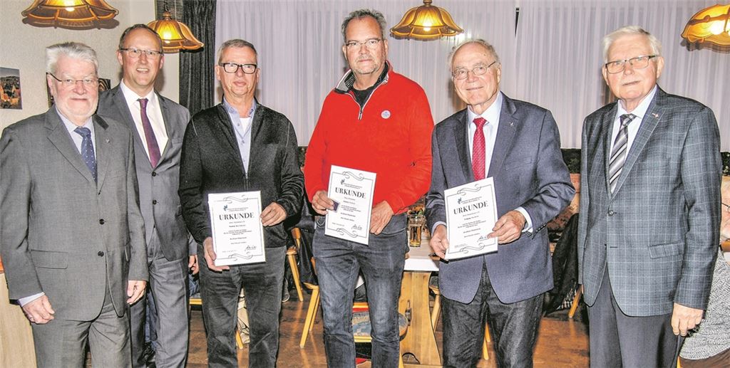 Bei der Kreisversammlung des Verbandes der Verwaltungsbeamten werden Wolfgang Oechsle, früherer Bürgermeister von Remchingen, (2. v. re.), Manfred Hartmann (Heimsheim, 3. v. li.) und Johannes Schulz (Ötisheim, Mitte) durch Verbandsgeschäftsführer Harald Gentsch (li.), dessen Nachfolger Tilmann Schmidt (2. v. li.) und den Kreisvorsitzenden Karlheinz Schühle (re.) für 60-, 50- und 40-jährige Mitgliedschaft ausgezeichnet. Foto: Haller