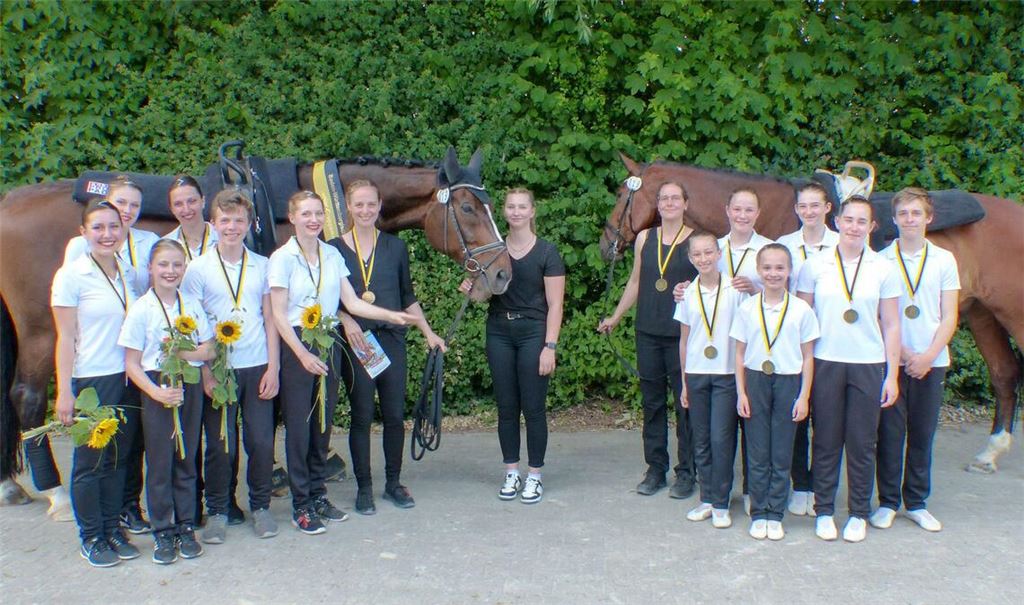Das S-Team (links) sowie das Juniorteam freuen sich über Medaillen bei der Landesmeisterschaft. Foto: Lehner
