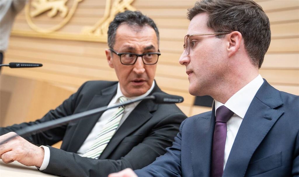 Bei der Landespressekonferenz am Wahlabend übten Cem Özdemir und Manuel Hagel schon einmal, gemeinsam auf der Regierungsbank zu sitzen.