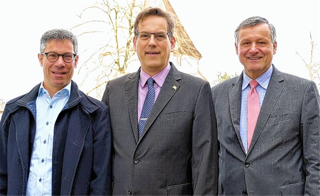 Bei der Landtagswahl wird Erik Schweickert (Mitte) für die FDP im Wahlkreis 44 Enz antreten. Zweitkandidat ist der Weinbauer Christian Häußermann (li.), präsentiert vom Kreisvorsitzenden Hans-Ulrich Rülke. Peche