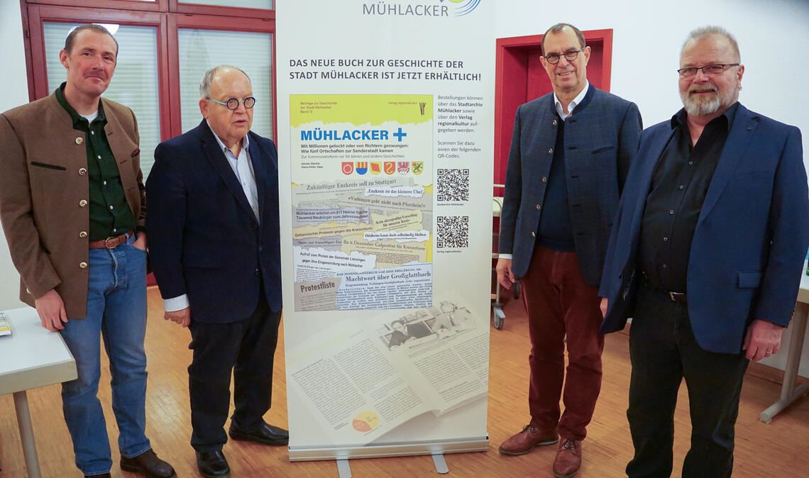 Bei der Lesung in Lienzingen (v.li.): Der neue Mühlacker Stadtarchivar Markus Friedrich, Autor Günter Bächle, OB Frank Schneider und Autor Hans-Peter Vaas. Foto: Bastian