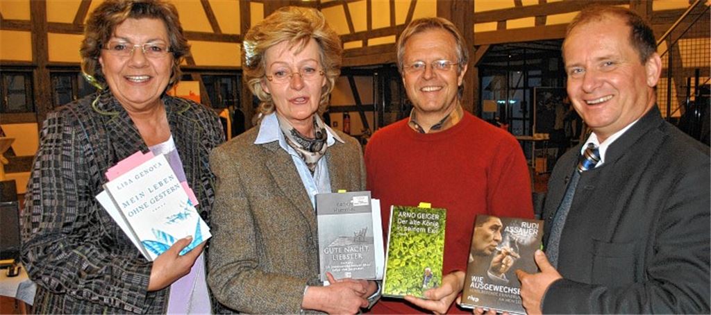 Bei der Lesung in Ötisheim ermöglichten (v. li.) Ursula Schaier, Renate Prager, Werner Henle und Winfried Abicht vielfältige Blicke auf ein Leben mit Demenz.