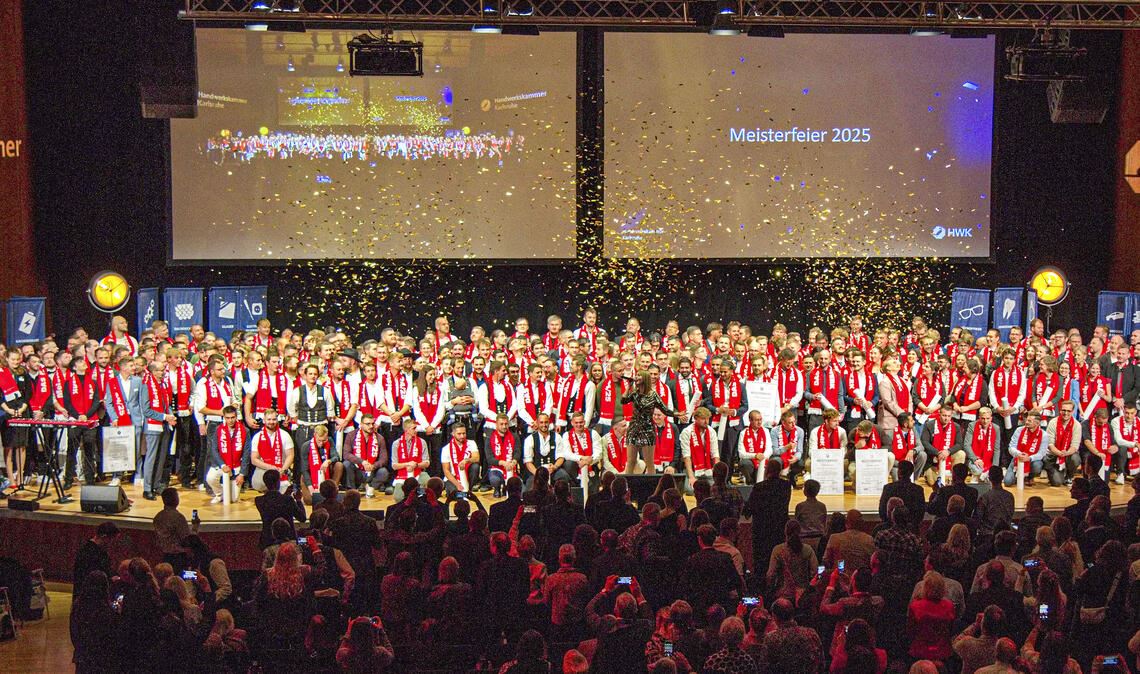 Beste Berufsaussichten für Handwerker Bei der Meisterfeier der Handwerkskammer Karlsruhe im CongressCentrum Pforzheim regnet es Gold auf die 380 erfolgreichen Absolventen der Meisterschule. Foto: Helbig