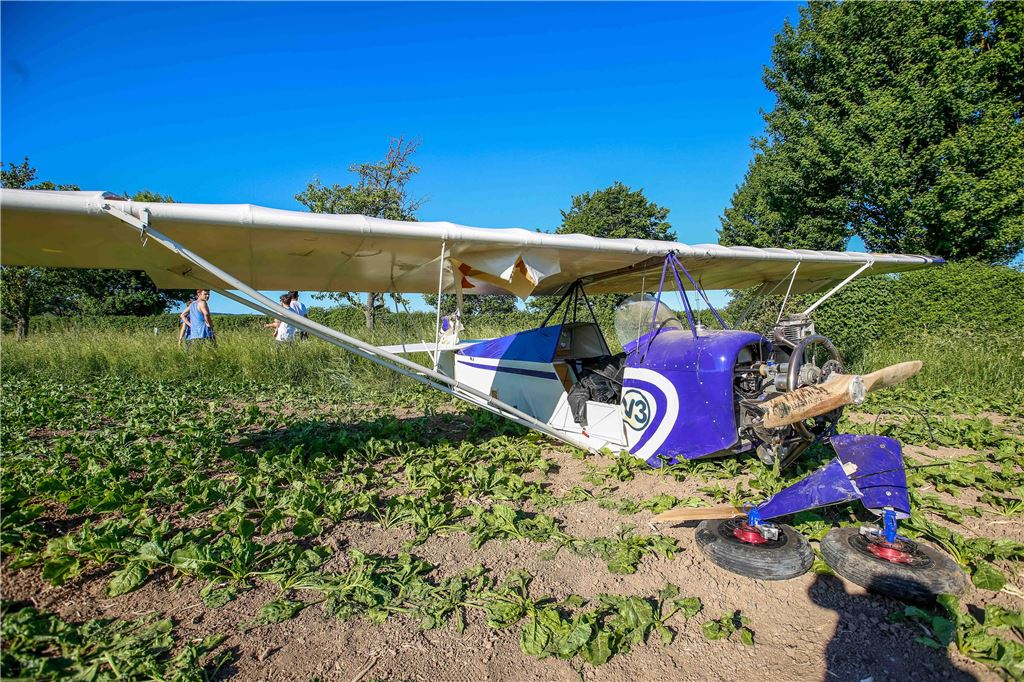 Ultraleichtflieger muss nach Motorproblemen auf Feld Notlanden und überschlägt sich: Pilot glücklicherweise unverletzt