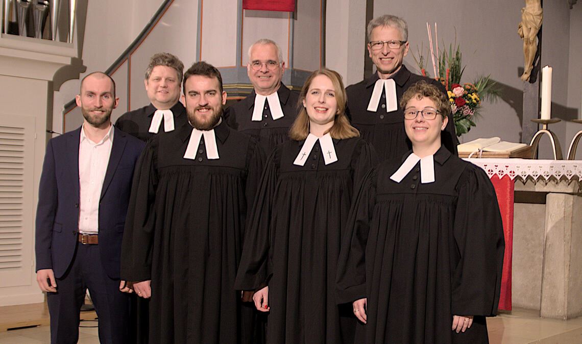 Bei der Ordination von Joachim Fritz ( vordere Reihe 2. v. li.), der in der evangelischen Kirchengemeinde St.-Andreas in Dürrmenz sein Vikariat absolviert hat, hält Dekan Jürgen Huber (2. Reihe, Mitte) die Predigt. Foto: Thomas Ebinger