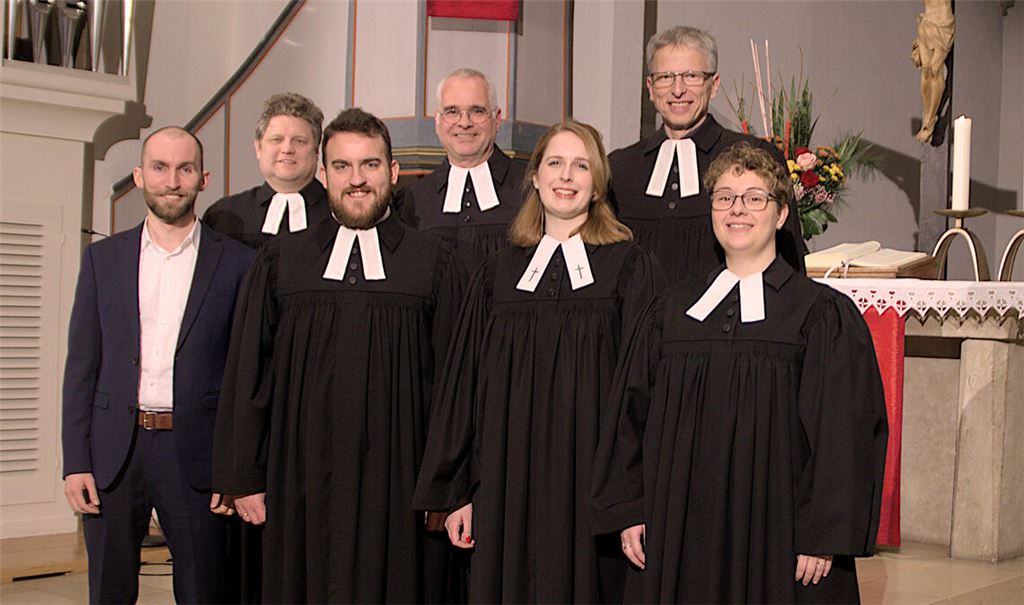 Bei der Ordination von Joachim Fritz ( vordere Reihe 2. v. li.), der in der evangelischen Kirchengemeinde St.-Andreas in Dürrmenz sein Vikariat absolviert hat, hält Dekan Jürgen Huber (2. Reihe, Mitte) die Predigt. Foto: Thomas Ebinger