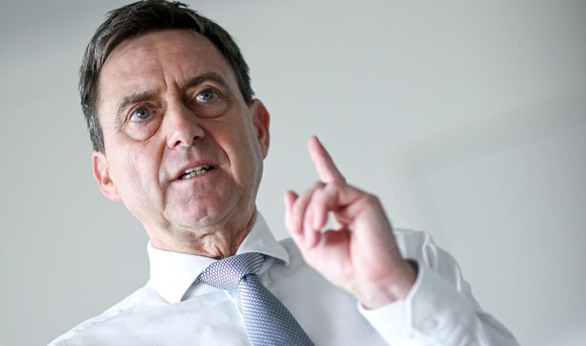 "Bei der Pflegeversicherung brennt die Hütte", warnt GKV-Chef Oliver Blatt. (Archivbild)