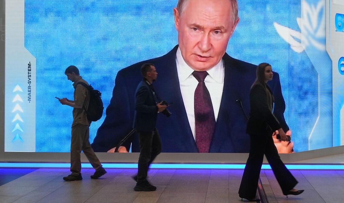 Bei der Plenarsitzung am Nachmittag hält Putin traditionell eine Rede zur Weltpolitik und der wirtschaftlichen Lage Russlands und beantwortet Fragen.