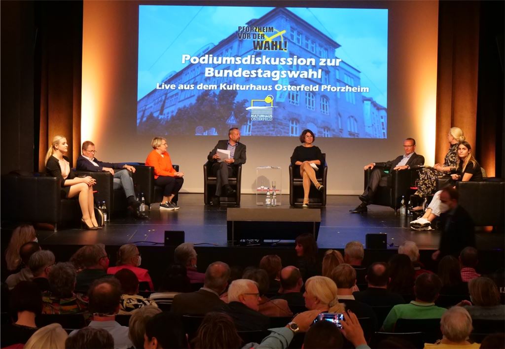 Bei der Podiumsdiskussion im Kulturhaus Osterfeld machen die Kandidaten der im Bundestag vertretenen Parteien noch einmal ihre Standpunkte klar: Diana Zimmer, Rainer Semet und Katja Mast (v. li.) sowie Meltem Celik, Stephanie Aeffner und Gunther Krichbaum (von re.).Foto: Friedrich