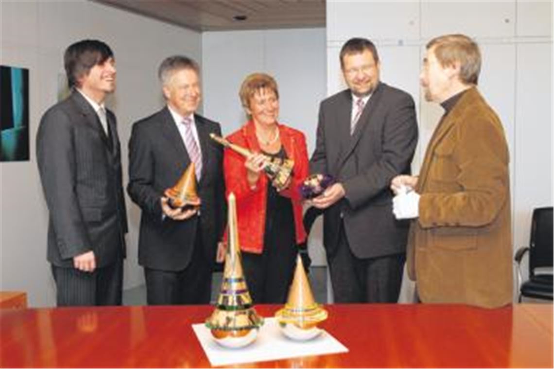 Bei der Präsentation des Goldstadtpokals 2010: Bernd Roßnagel (v.li.), Vizepräsident des Schwarz-Weiss-Clubs Pforzheim, Dr. Herbert Müller, Vorstandsvorsitzender der Sparkasse Pforzheim Calw, Organisatorin Edeltraud Bülling vom Schwarz-Weiss-Club Pforzheim sowie der Pforzheimer Oberbürgermeister Gert Hager und der Designer Reinhold Krause. Foto: Tilo Keller
