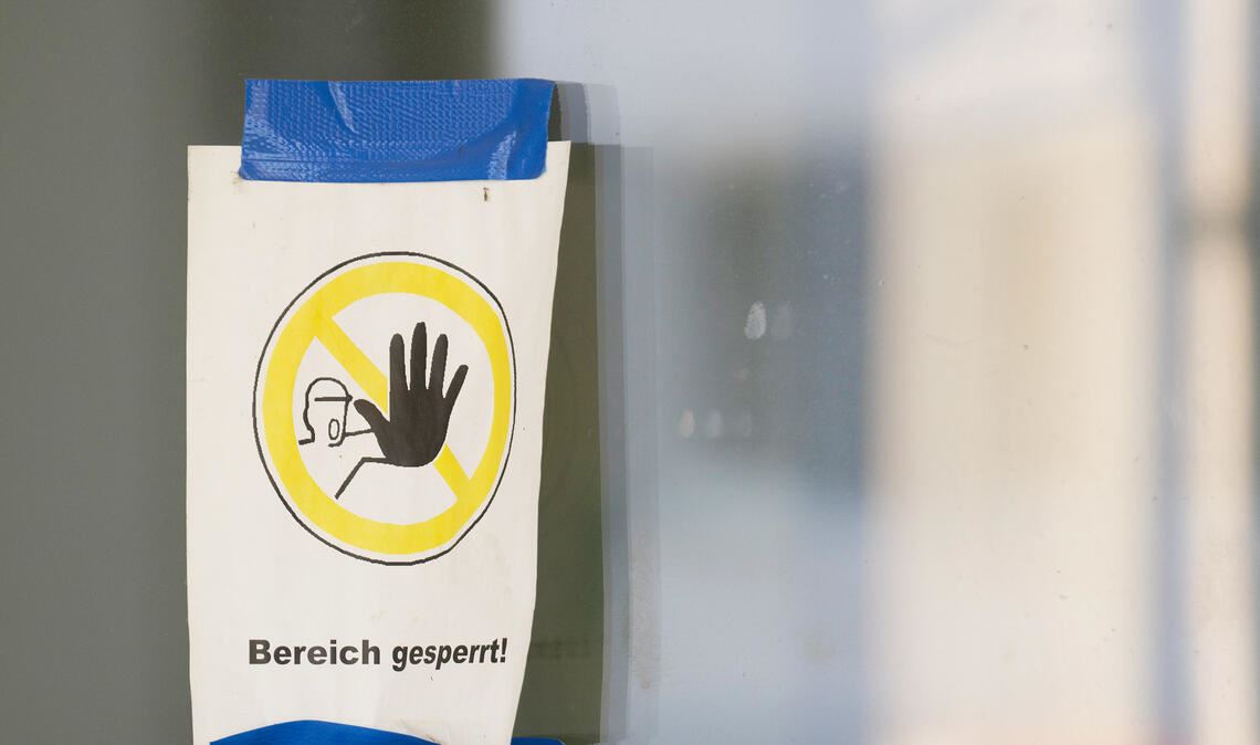 Bei der Probesanierung waren spezielle Schutzvorkehrungen nötig.