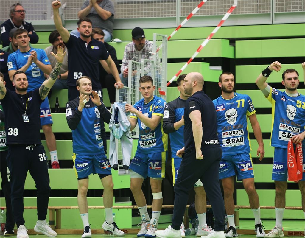 Bei der SG Pforzheim/Eutingen, die nach dem Sieg gegen die HSG Krefeld Niederrhein ganz dick im Rennen um den Zweitliga-Aufstieg dabei ist, ist Jubeln angesagt. Foto: Rubner