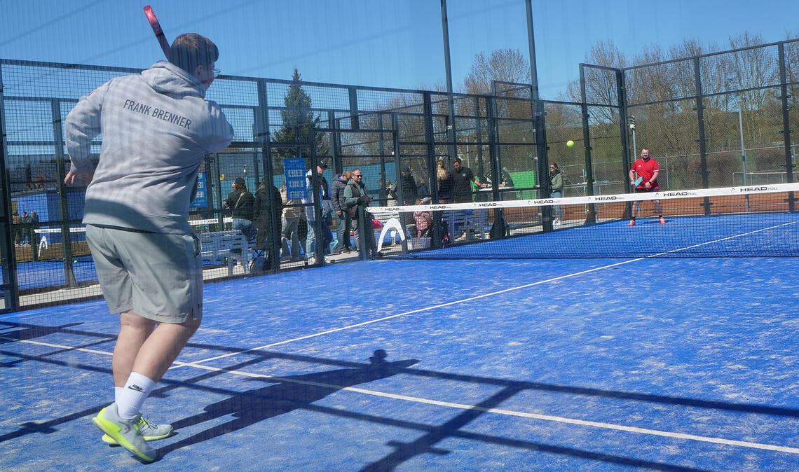 Bei der Saisoneröffnung am Sonntag sind die Padelcourts der Tennisfreunde Lienzingen gut frequentiert. Die Investition scheint sich auszuzahlen.