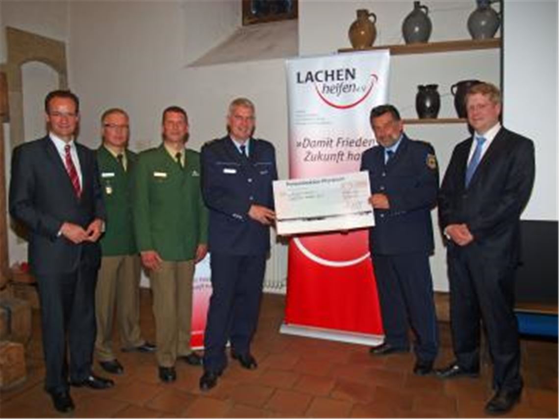 Bei der Scheckübergabe (v. li.): Bundestagsabgeordneter Gunther Krichbaum, die Polizisten Patric Wiedmann und Frank Wallinger, Burkhard Metzger, Leiter der Polizeidirektion Pforzheim, Peter Holzem (Lachen helfen) und Bernd von Cube (ehemaliger Büroleiter von Gunther Krichbaum). Foto: Filitz