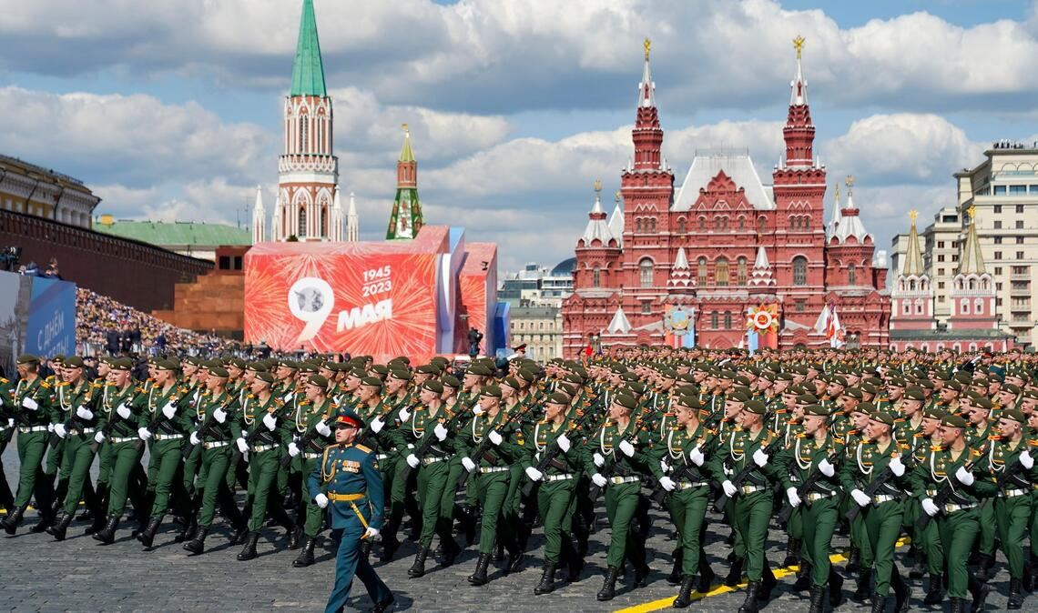 Bei der Siegesparade in Moskau sollen Tausende Soldaten marschieren, doch Panzer und Raketen werden nicht gezeigt. (Archivbild)