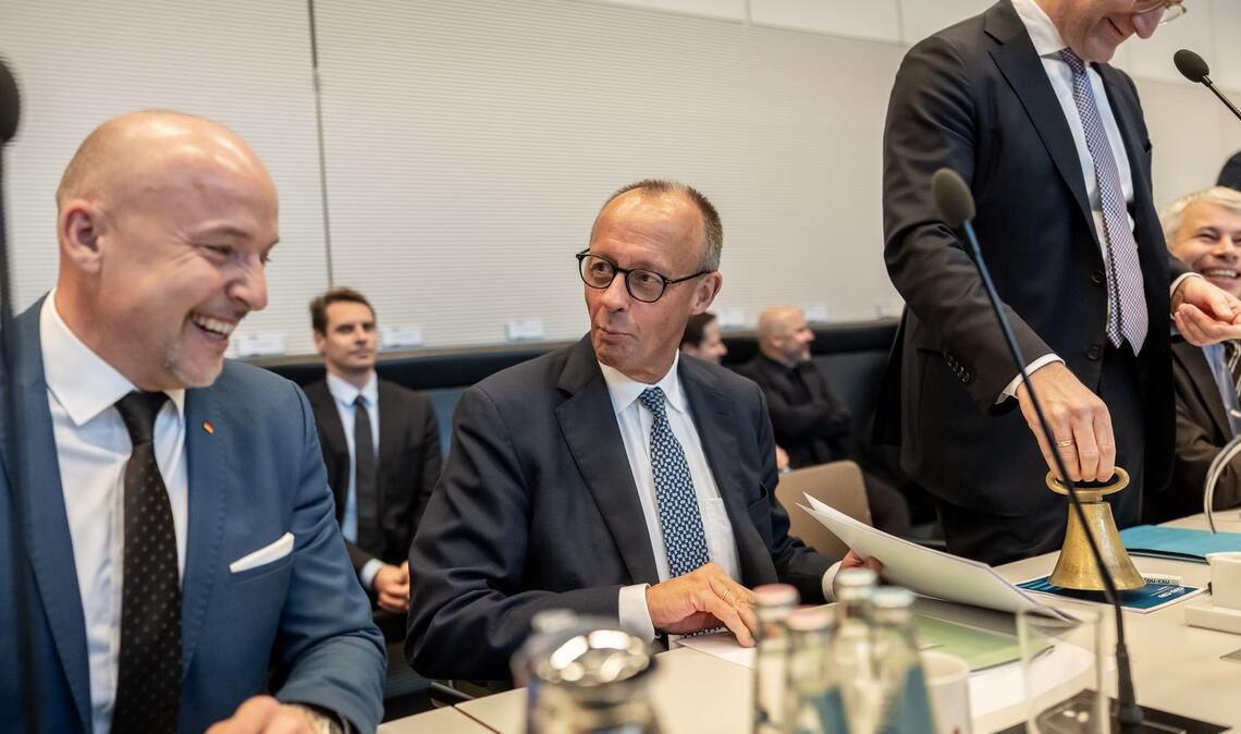 Bei der Sitzung der Unionsfraktion im Bundestag geht es auch um die Irritationen, die Außenminister Johann Wadephul (CDU) mit Äußerungen in Damaskus über die Rückkehr von Syrern in ihre Heimat ausgelöst hatte.