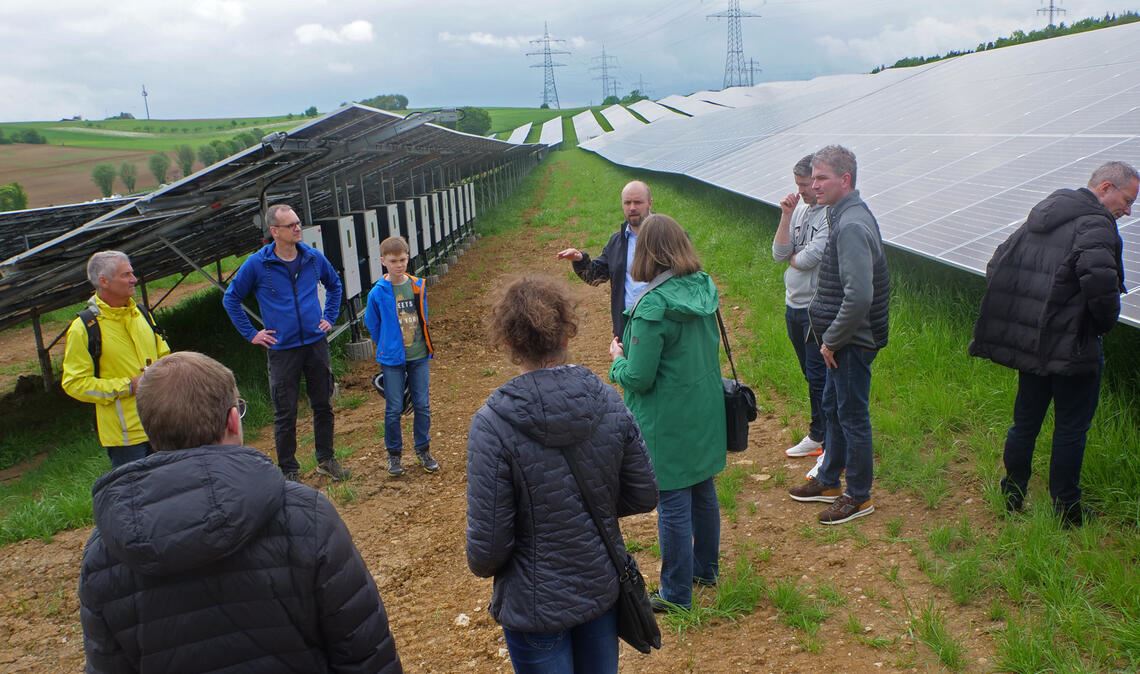 Bei der Solarpark-Hocketse anlässlich der Einweihung gibt es in Iptingen die Gelegenheit, sich bei Führungen die Anlage aus nächster Nähe anzuschauen. Fotos: Friedrich