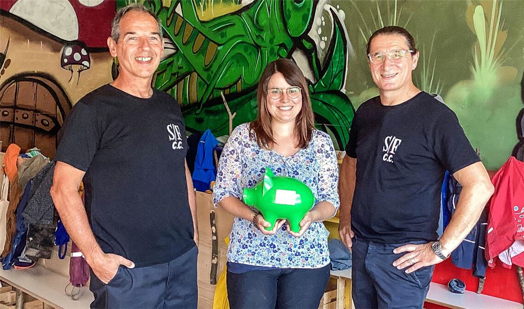 Bei der Spendenübergabe: Jürgen Mahler (li.) und Steffen Ritter übergeben das Sparschwein an Frauke Lutz. Foto: Stahlfeld