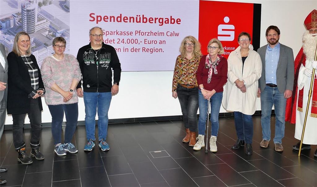 Bei der Spendenübergabe: Stephan Scholl, Vorstandschef der Sparkasse Pforzheim Calw, Karin Schoeck (Tafel Nagold), Ellen und Jürgen Leitenberger (Tafel Oberderdingen), Katrin Bauer (Tafel Remchingen), Anke Laschet (Tafel Pforzheim), Irmgard Muthsam-Polimeni (Tafel Mühlacker), Michael Vogelmann (Tafel Calw) und der Nikolaus (v.li.). Foto: Peche