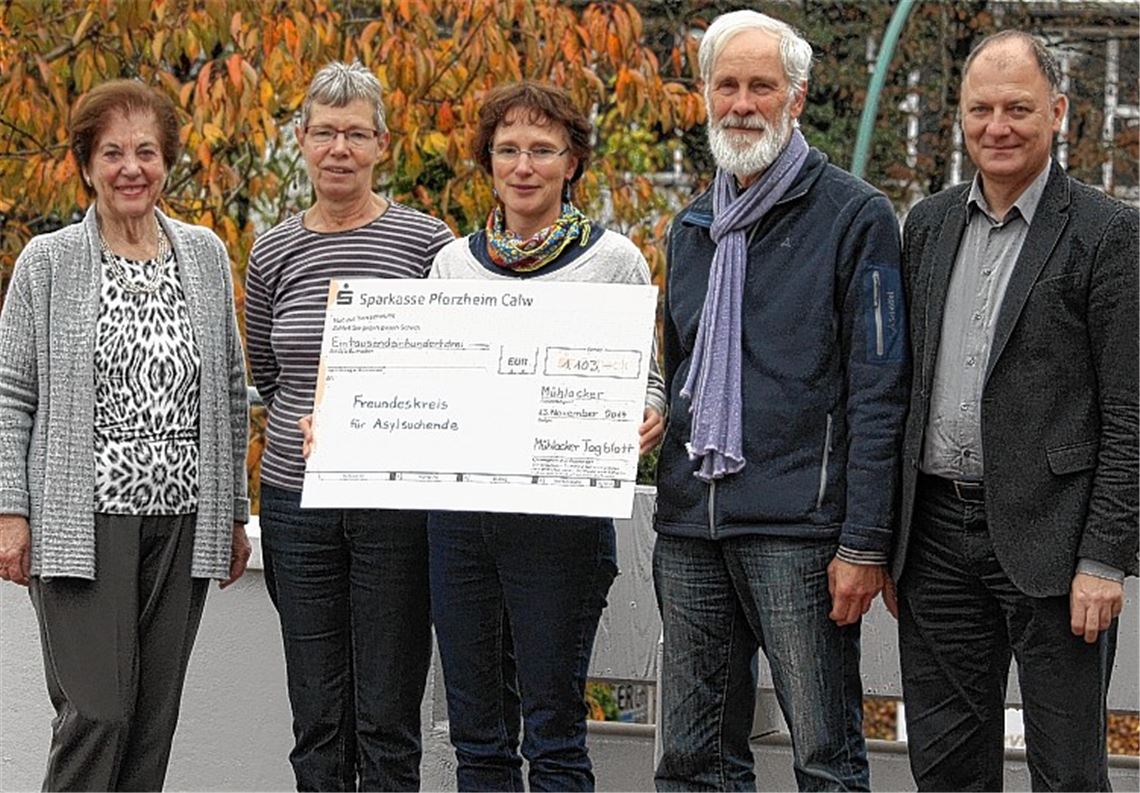 Bei der Spendenübergabe beim Mühlacker Tagblatt im Kißlingweg: Verlegerin Brigitte Wetzel (v. li.), die Engagierten vom Freundeskreis für Asylsuchende Mühlacker Christiane Bastian-Engelbert, Heidrun Merdes und Dr. Manfred Budzinski sowie MT-Vertriebsleiter Michael Knodel. 