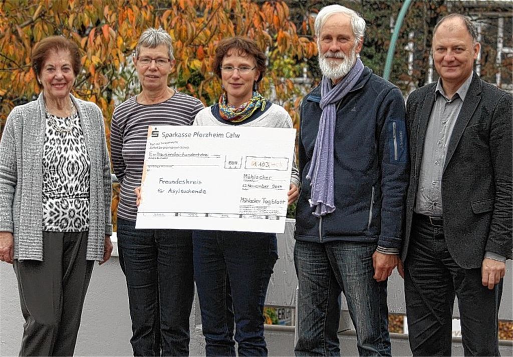 Bei der Spendenübergabe beim Mühlacker Tagblatt im Kißlingweg: Verlegerin Brigitte Wetzel (v. li.), die Engagierten vom Freundeskreis für Asylsuchende Mühlacker Christiane Bastian-Engelbert, Heidrun Merdes und Dr. Manfred Budzinski sowie MT-Vertriebsleiter Michael Knodel. 