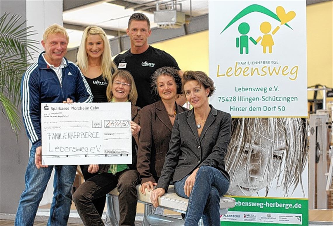 Bei der Spendenübergabe (hinten v. li.): Georg Schmidt, Organisator des erfolgreichen Indoor-Cycling-Marathons in Mühlacker mit Ivanka Barisic und Olaf Maneval vom Fitnessstudio Lifestyle. Vorne von links: Karin Eckstein, die Initiatorin des Projekts Familienherberge Lebensweg, Erika Fischer, beim Cycling-Marathon verantwortlich für das Sponsoring, und Susanne Kiefner, Herberge Lebensweg.